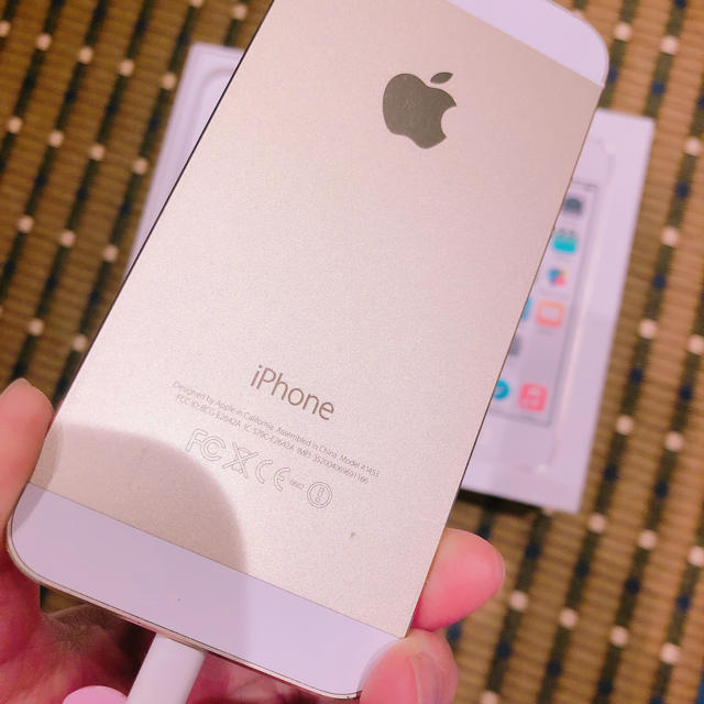 Apple(アップル)のiPhone5s 16G ゴールド スマホ/家電/カメラのスマートフォン/携帯電話(スマートフォン本体)の商品写真