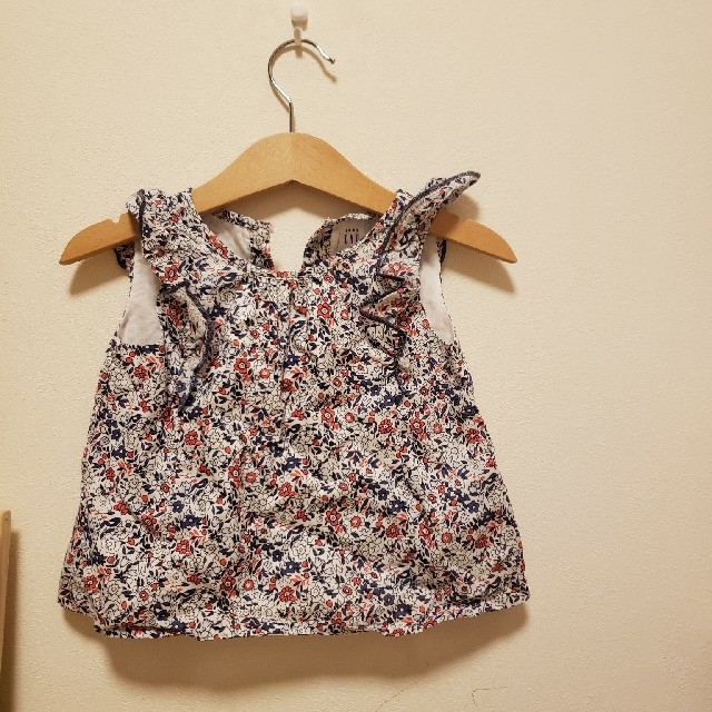 babyGAP(ベビーギャップ)のbabyGAP　花柄タンクトップ キッズ/ベビー/マタニティのベビー服(~85cm)(シャツ/カットソー)の商品写真