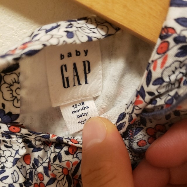 babyGAP(ベビーギャップ)のbabyGAP　花柄タンクトップ キッズ/ベビー/マタニティのベビー服(~85cm)(シャツ/カットソー)の商品写真