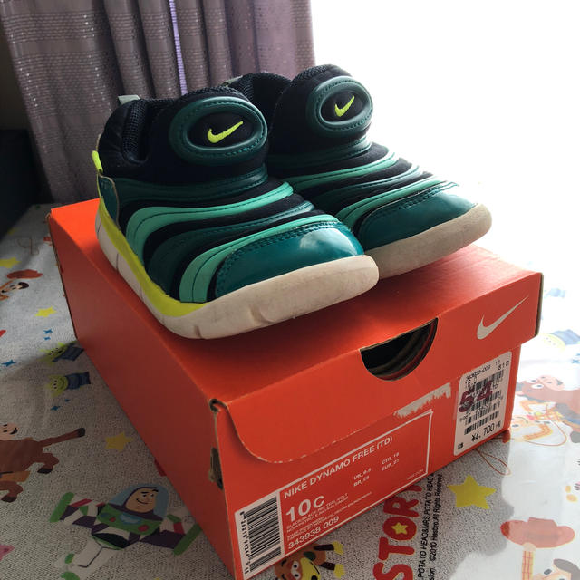 NIKE(ナイキ)のナイキダイナモ キッズ/ベビー/マタニティのキッズ靴/シューズ(15cm~)(スニーカー)の商品写真