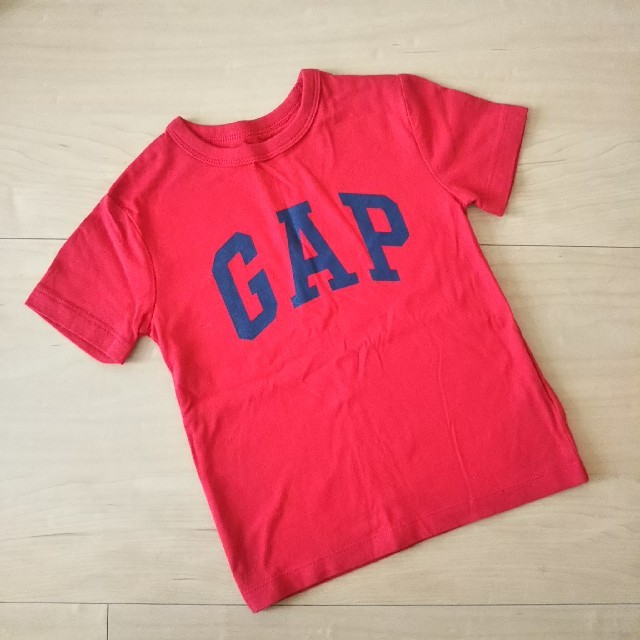 GAP(ギャップ)の【新品未使用】GAP Tシャツ 赤 ギャップキッズ キッズ/ベビー/マタニティのキッズ服男の子用(90cm~)(Tシャツ/カットソー)の商品写真