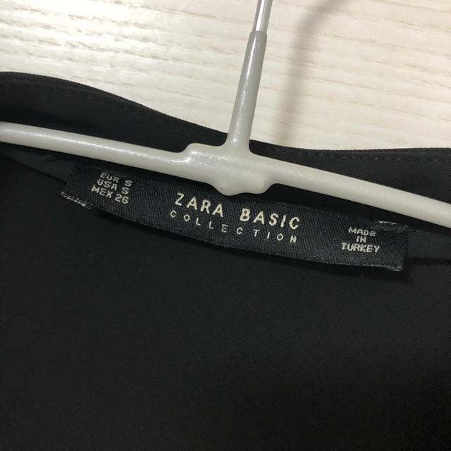 ZARA(ザラ)のVネックブラウスシャツ レディースのトップス(シャツ/ブラウス(長袖/七分))の商品写真