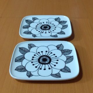 マリメッコ(marimekko)の【希少】マリメッコ ケスティト モノトーンカラー スクエアプレート2枚(食器)