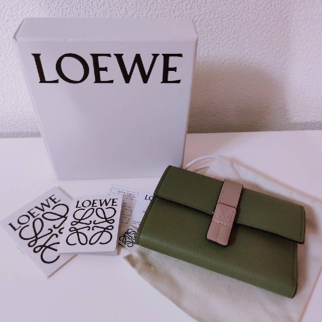 LOEWE(ロエベ)のロエベ スモールバーティカルウォレット アボカドグリーン レディースのファッション小物(財布)の商品写真