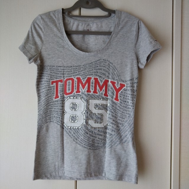 TOMMY HILFIGER(トミーヒルフィガー)のトミーヒルフィガー　デザインTシャツ　レディース レディースのトップス(Tシャツ(半袖/袖なし))の商品写真