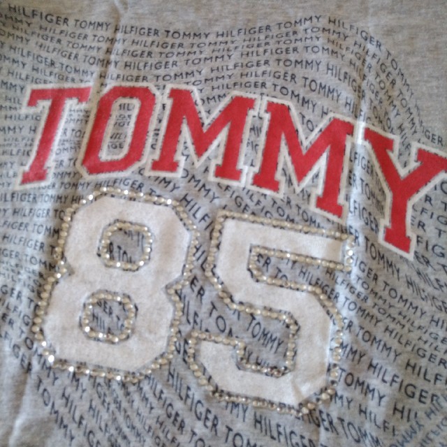 TOMMY HILFIGER(トミーヒルフィガー)のトミーヒルフィガー　デザインTシャツ　レディース レディースのトップス(Tシャツ(半袖/袖なし))の商品写真