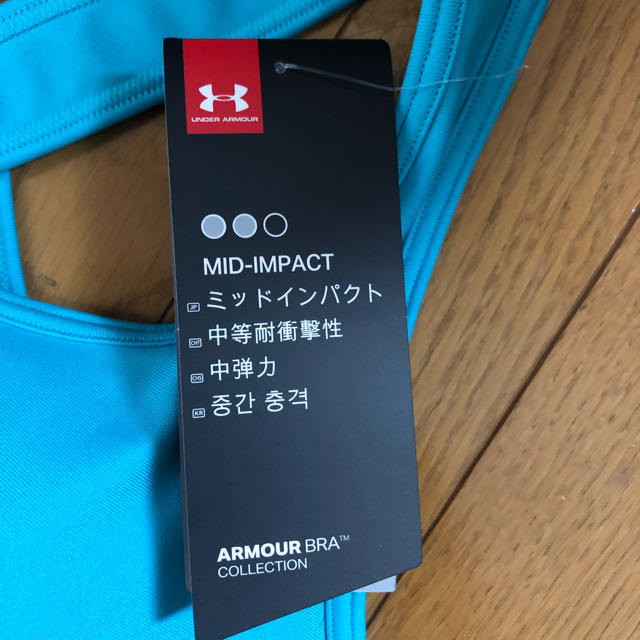 UNDER ARMOUR(アンダーアーマー)の【専用】UAアーマー ミッド クロスバックブラ　M スポーツ/アウトドアのトレーニング/エクササイズ(ヨガ)の商品写真