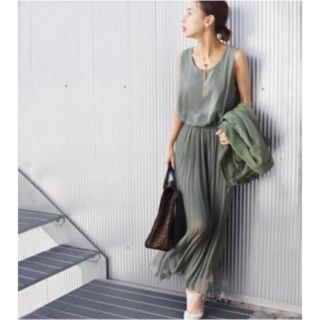 アメリヴィンテージ(Ameri VINTAGE)のSHIRRING CHIFFON DRESS カーキ Ameri(ロングワンピース/マキシワンピース)