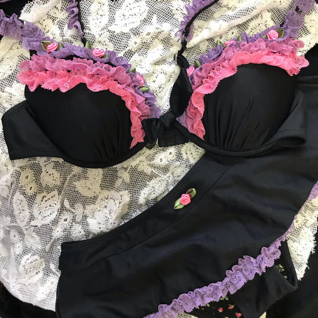 BETSEY JOHNSON(ベッツィジョンソン)の🎊24日まで値下げ🤟🏿‼️ベッツィジョンソン　水着　黒　フリル レディースの水着/浴衣(水着)の商品写真