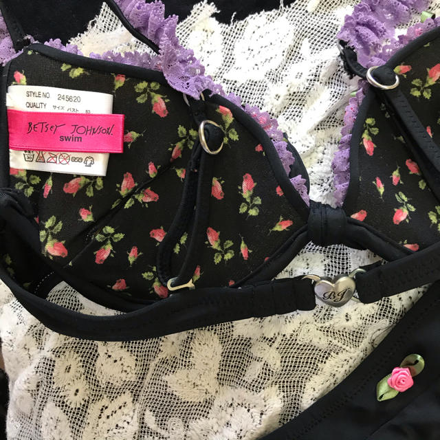 BETSEY JOHNSON(ベッツィジョンソン)の🎊24日まで値下げ🤟🏿‼️ベッツィジョンソン　水着　黒　フリル レディースの水着/浴衣(水着)の商品写真