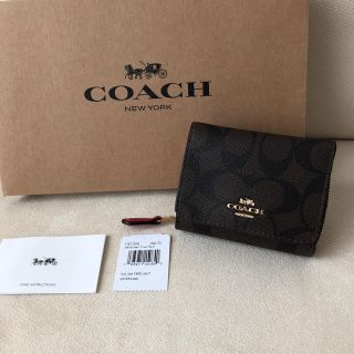 コーチ(COACH)の新品★COACH シグネチャー三つ折り財布 ブラウン×トゥルーレッド (財布)