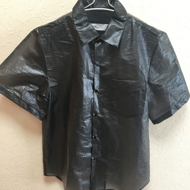 TOGA(トーガ)のトーガLaminate poplin shirt Toga archives 黒 レディースのトップス(シャツ/ブラウス(半袖/袖なし))の商品写真