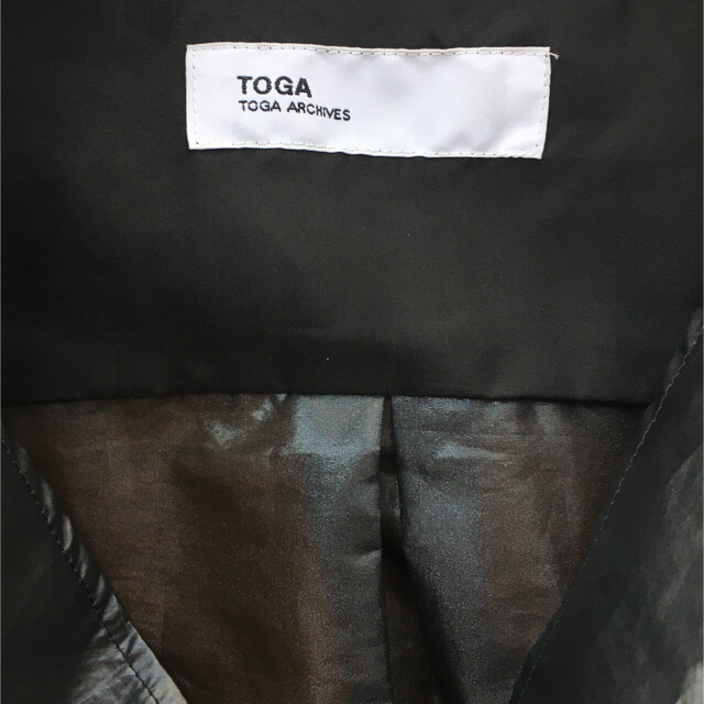 TOGA(トーガ)のトーガLaminate poplin shirt Toga archives 黒 レディースのトップス(シャツ/ブラウス(半袖/袖なし))の商品写真