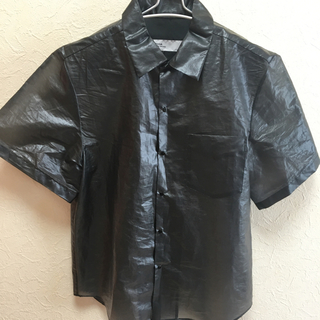 トーガ(TOGA)のトーガLaminate poplin shirt Toga archives 黒(シャツ/ブラウス(半袖/袖なし))