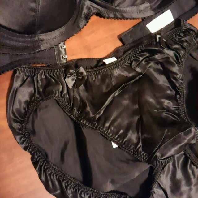 momo様　シルクブラジャー&ショーツ黒 レディースの下着/アンダーウェア(ブラ&ショーツセット)の商品写真