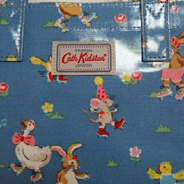 Cath Kidston(キャスキッドソン)のキャスキッドソン　スモールブックバッグ　スケートパーティー レディースのバッグ(トートバッグ)の商品写真