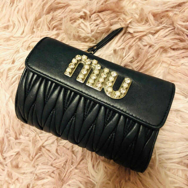 miumiu財布 クリスタル マトラッセレザー 黒