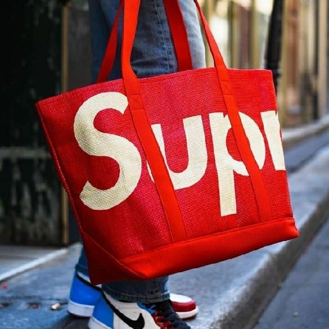 Supreme(シュプリーム)の Supreme Raffia Tote Bag  Red メンズのバッグ(トートバッグ)の商品写真