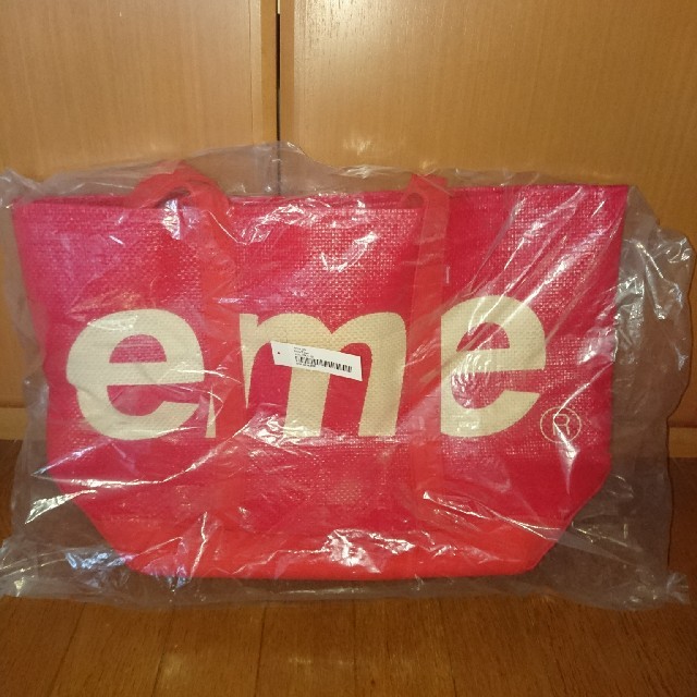 Supreme(シュプリーム)の Supreme Raffia Tote Bag  Red メンズのバッグ(トートバッグ)の商品写真