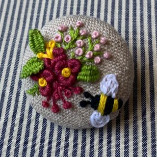 刺繍ブローチor刺繍ヘアゴム　ハチとお花(コサージュ/ブローチ)