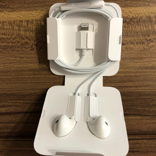 Apple(アップル)のApple iPhone イヤホン earphone 正規品 スマホ/家電/カメラのオーディオ機器(ヘッドフォン/イヤフォン)の商品写真