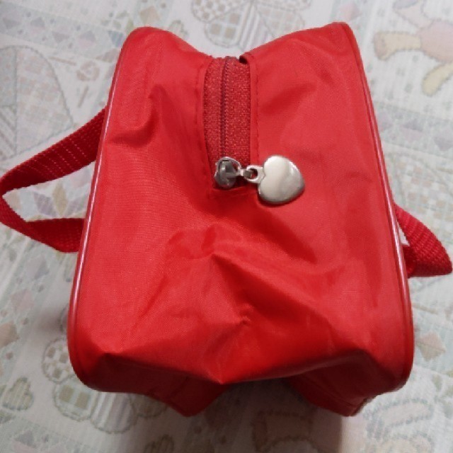 ミニバッグ　ポーチ　ハート　チャーム　赤　レッド レディースのバッグ(ハンドバッグ)の商品写真