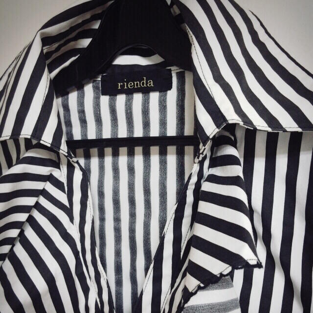 rienda(リエンダ)のリエンダ フリルストライプシャツ白黒 レディースのトップス(シャツ/ブラウス(長袖/七分))の商品写真