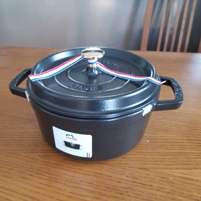 STAUB(ストウブ)のピコココットラウンド　22cm　ブラック インテリア/住まい/日用品のキッチン/食器(鍋/フライパン)の商品写真