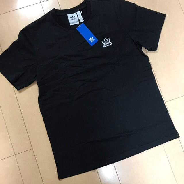 adidas(アディダス)の【新品】アディダスオリジナルス　Tシャツ　サイズO（XL）ワッペン　ブラック メンズのトップス(Tシャツ/カットソー(半袖/袖なし))の商品写真