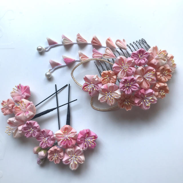 つまみ細工　髪飾り　桜舞 ハンドメイドのアクセサリー(ヘアアクセサリー)の商品写真