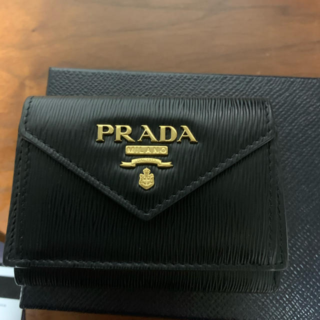 PRADA 黒　三つ折り財布 コンパクト ミニ ウォレット プラダ