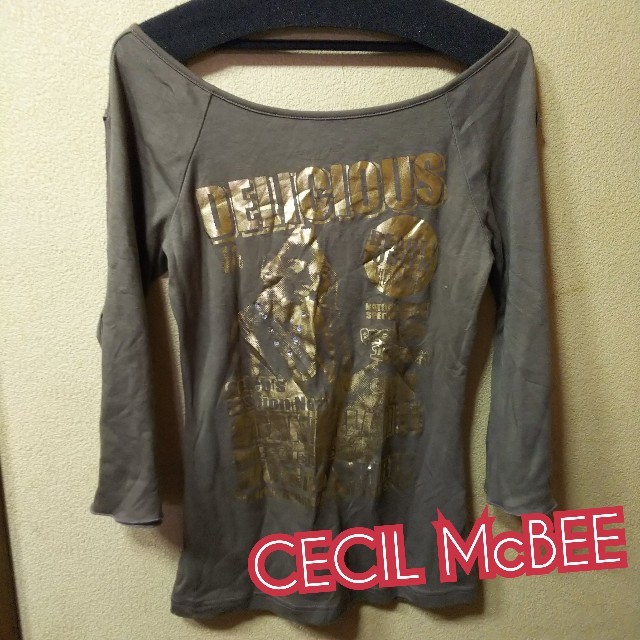 CECIL McBEE(セシルマクビー)のCECIL McBEE★未使用★腕サイド開きカットソー／カーキ レディースのトップス(カットソー(長袖/七分))の商品写真