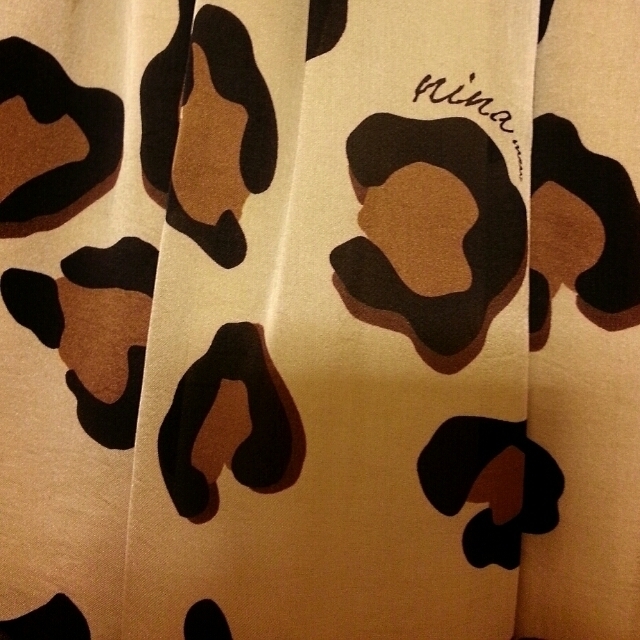 Nina mew(ニーナミュウ)のニーナミュウ レオパードプリントギャザー レディースのスカート(ミニスカート)の商品写真
