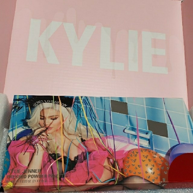 Kylie Cosmetics(カイリーコスメティックス)のKylie カイリー バースデー シッピング パレット 新品 正規品 コスメ/美容のベースメイク/化粧品(アイシャドウ)の商品写真