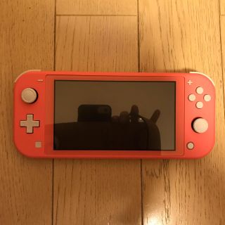 ニンテンドースイッチ(Nintendo Switch)の任天堂スイッチライトと動物の森ソフト(携帯用ゲーム機本体)