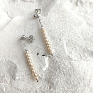 パールビーズ&シルバービーズのピアス orイヤリング(ピアス)