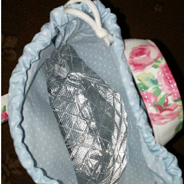 LAURA ASHLEY(ローラアシュレイ)の🖤ローラアシュレイ🖤保冷ランチバッグ🖤バンチェットロージズ🖤 レディースのバッグ(トートバッグ)の商品写真