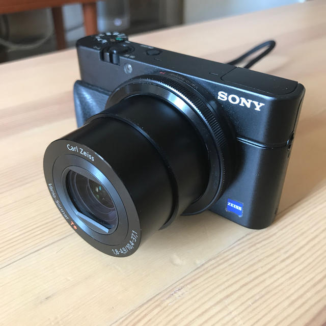Sony Rx100 初代モデル　純正グリップ装着済みカメラ