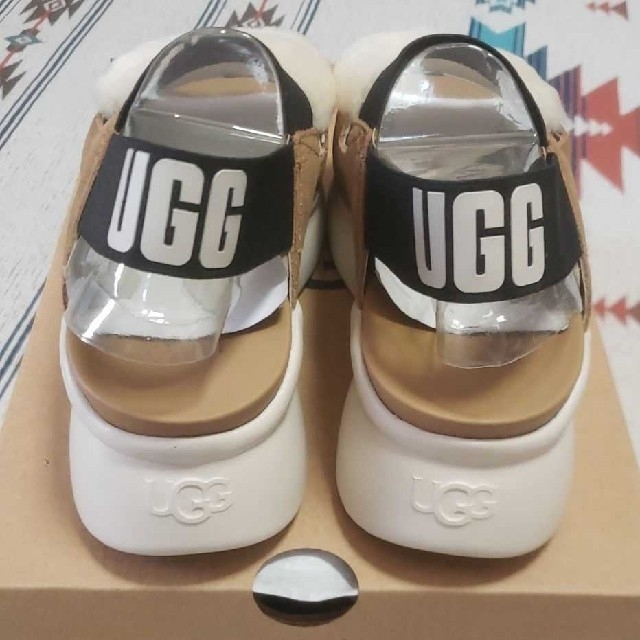 UGG(アグ)の新品未使用　UGG サンダル　シルバーレイク  23.5cm レディースの靴/シューズ(サンダル)の商品写真