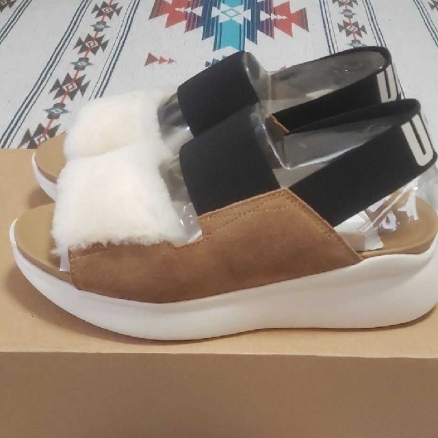 UGG(アグ)の新品未使用　UGG サンダル　シルバーレイク  23.5cm レディースの靴/シューズ(サンダル)の商品写真