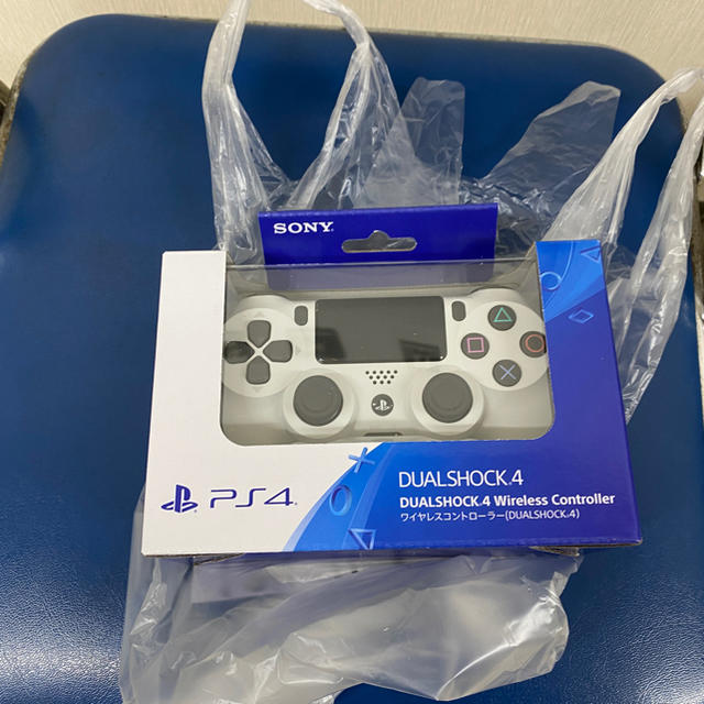 PlayStation4(プレイステーション4)の【新品未開封】PS4 コントローラー グレイシャーホワイトCUH-ZCT2J13 エンタメ/ホビーのゲームソフト/ゲーム機本体(その他)の商品写真