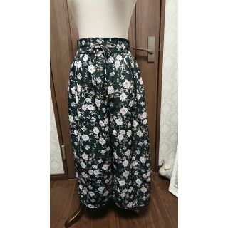 アクシーズファム(axes femme)のaxes femme 花柄ガウチョパンツ(ｸﾛ)(その他)