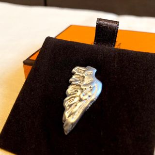 サントスピンク HERMES タリスマン エール 羽 ピンバッジ - 通販 - www