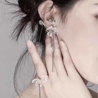 マメ(mame)のTransparent flower asymmetry ピアス【1点のみ】(ピアス)