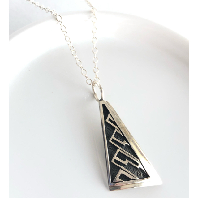 Myrthus Koinva Triangle necklace