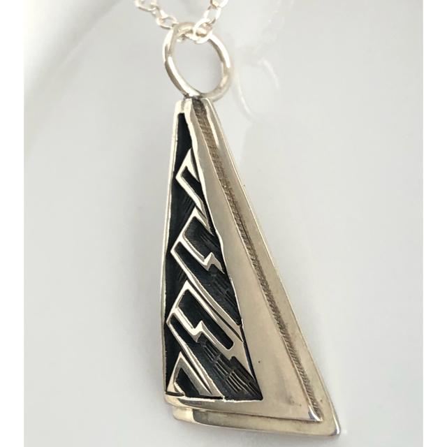 Myrthus Koinva Triangle necklace