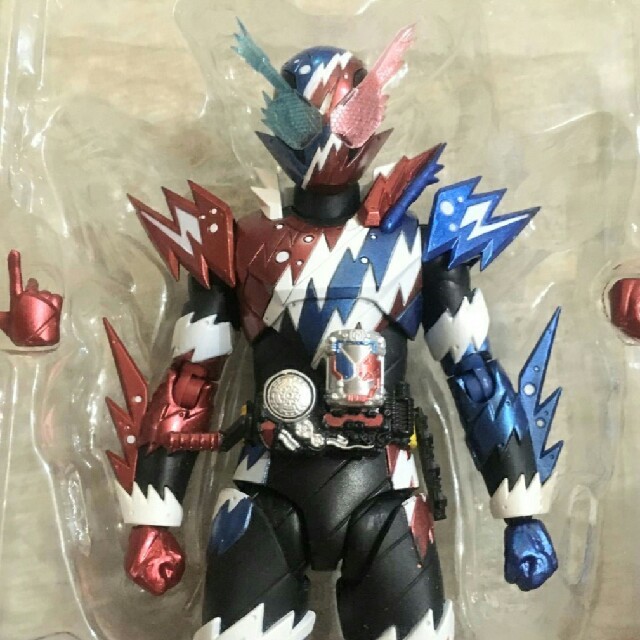 フィギュアーツ　仮面ライダービルド　ラビットタンクスパークリングフォームフィギュア