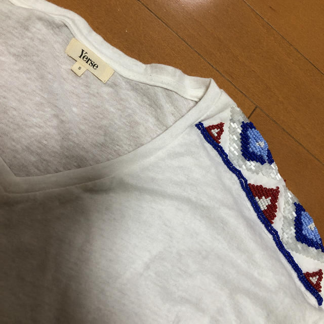 ROSE BUD(ローズバッド)のローズバッド    ビーズデザイン　Tシャツ定価1万代 レディースのトップス(Tシャツ(半袖/袖なし))の商品写真