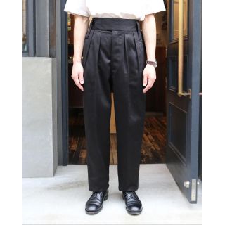 コモリ(COMOLI)のneat turpin satin 黒　ベルトレス(スラックス)