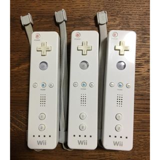 ウィー(Wii)のwiiリモコン3本、ストラップ付き(家庭用ゲーム機本体)